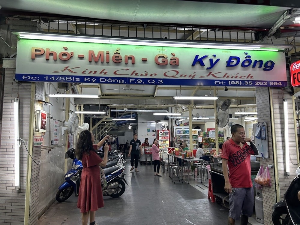 pho mien ga ky dong always filled with loyal customers